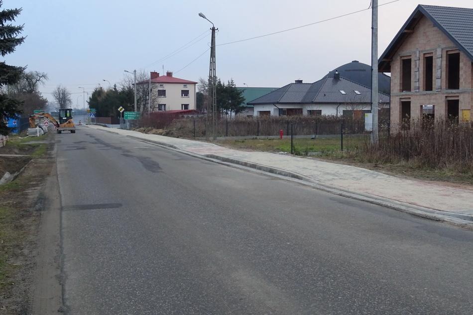 Chodnik już jest. Kostkę dała gmina