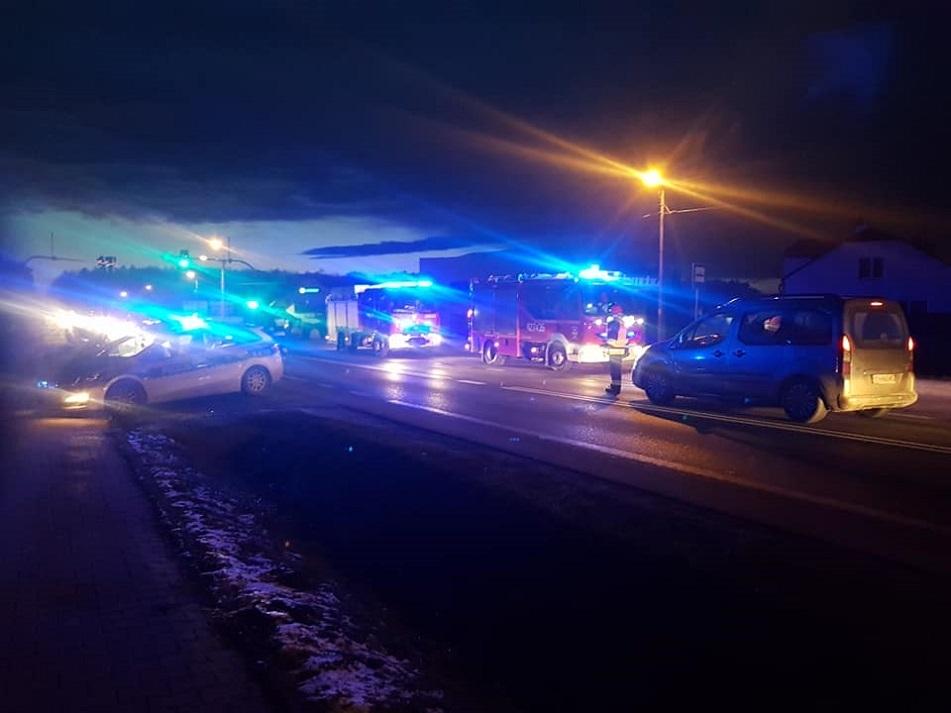 Zderzenie na światłach. Auto w rowie