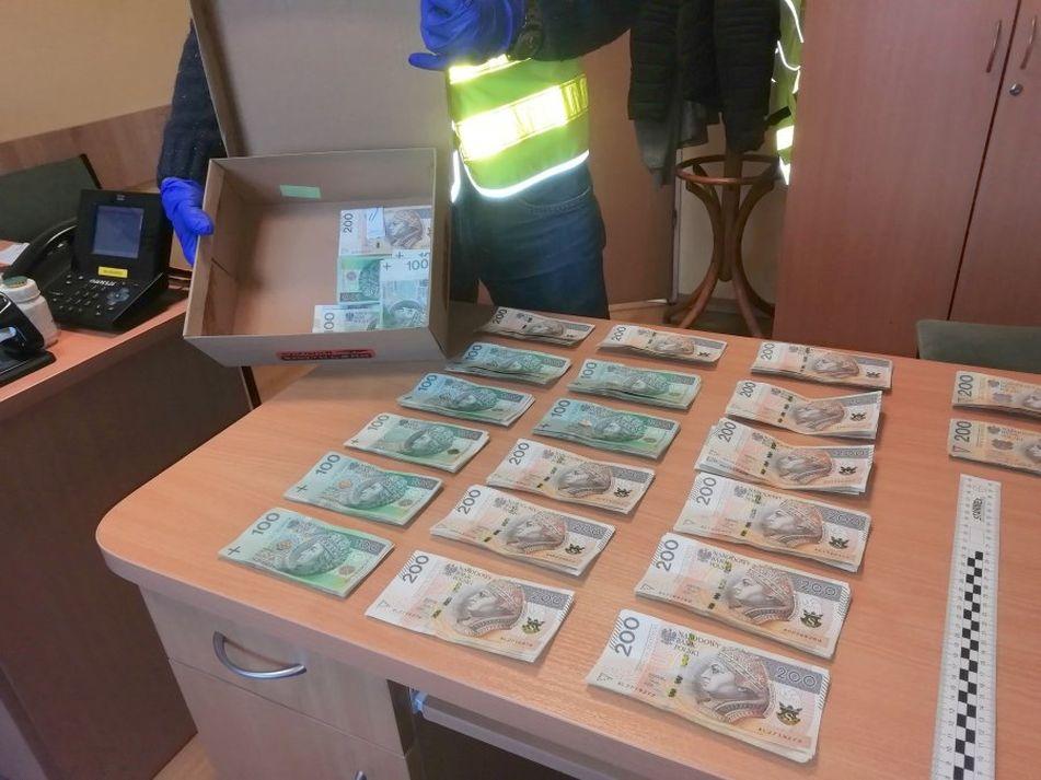 Dwie oszukane metodą na policjanta. Pieniądze miał przewieźć taksówkarz z Dębicy