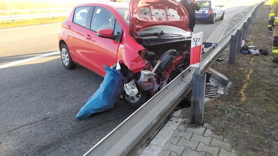 Straciła panowanie, uderzyła w bariery - zdjęcia