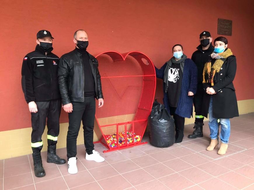 Jedno serce stanęło pod szkołą, drugie sołtys oddał wójtowi 