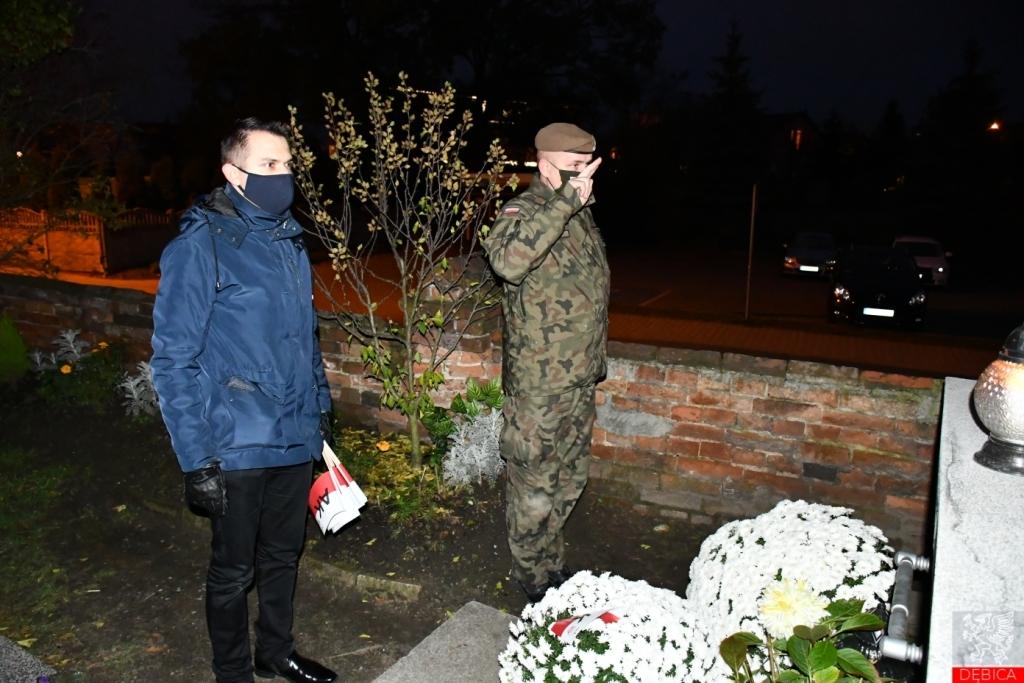 Groby żołnierzy AK oznaczyli biało-czerwonymi chorągiewkami