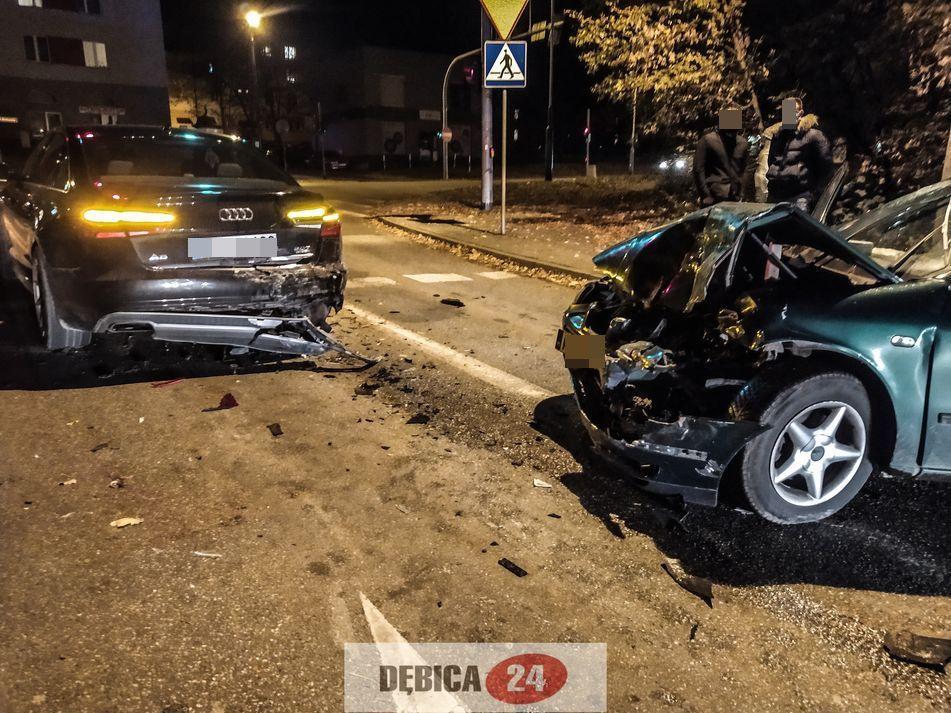 Zderzenie na skrzyżowaniu. Utrudnienia w ruchu - zdjęcia