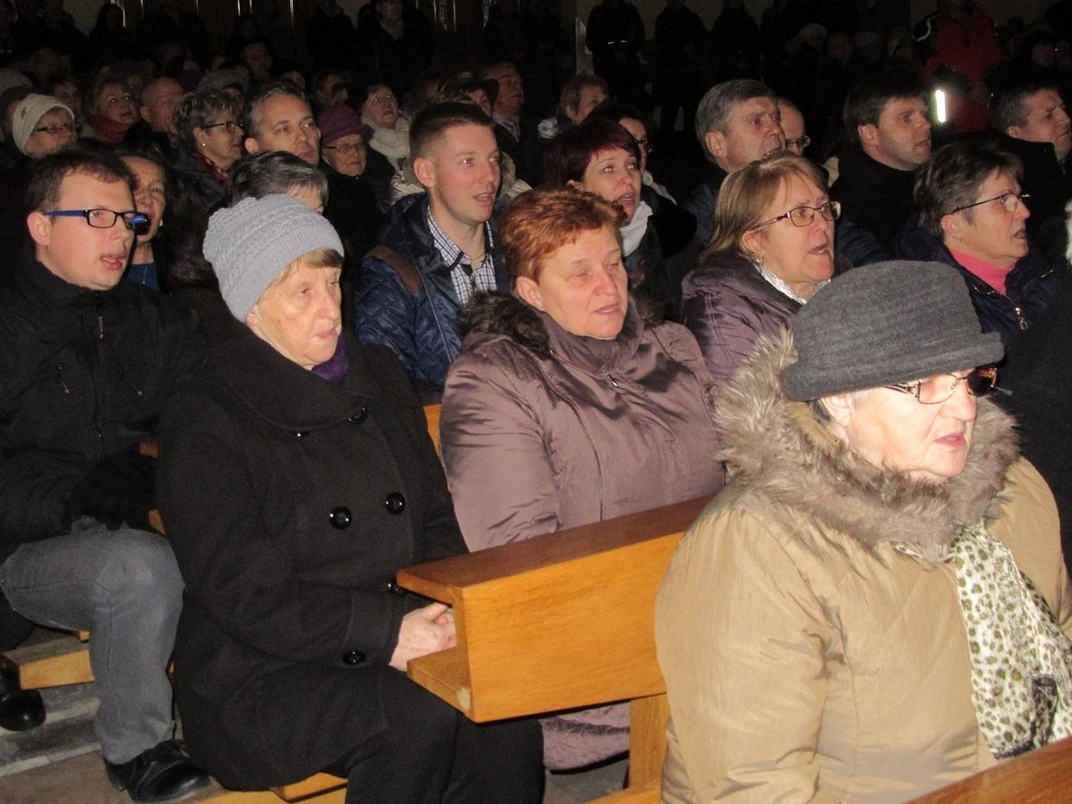 W kościołach znów o połowę mniej miejsc dla wiernych