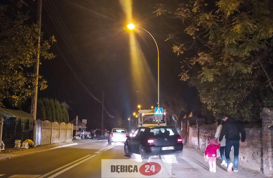 Parkingi pełne, wzmożony ruch przy cmentarzach