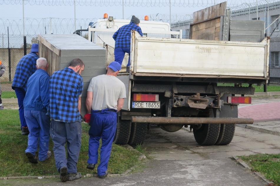 Z więzienia do azylu - pomagają funkcjonariusze i skazani. 
