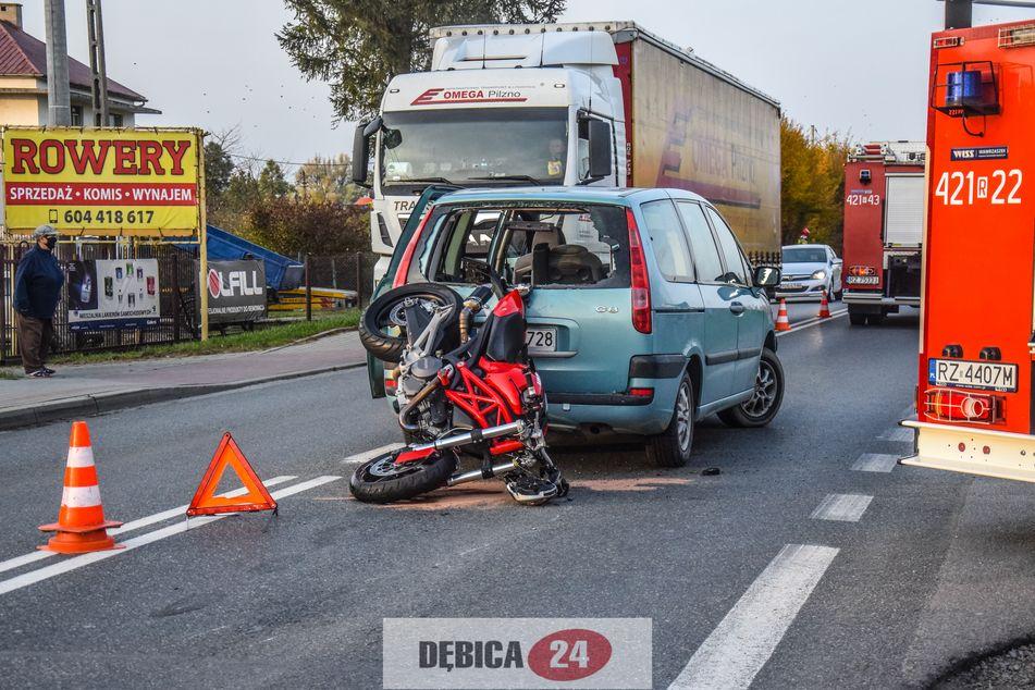 Motocyklista wpadł do samochodu - zdjęcia