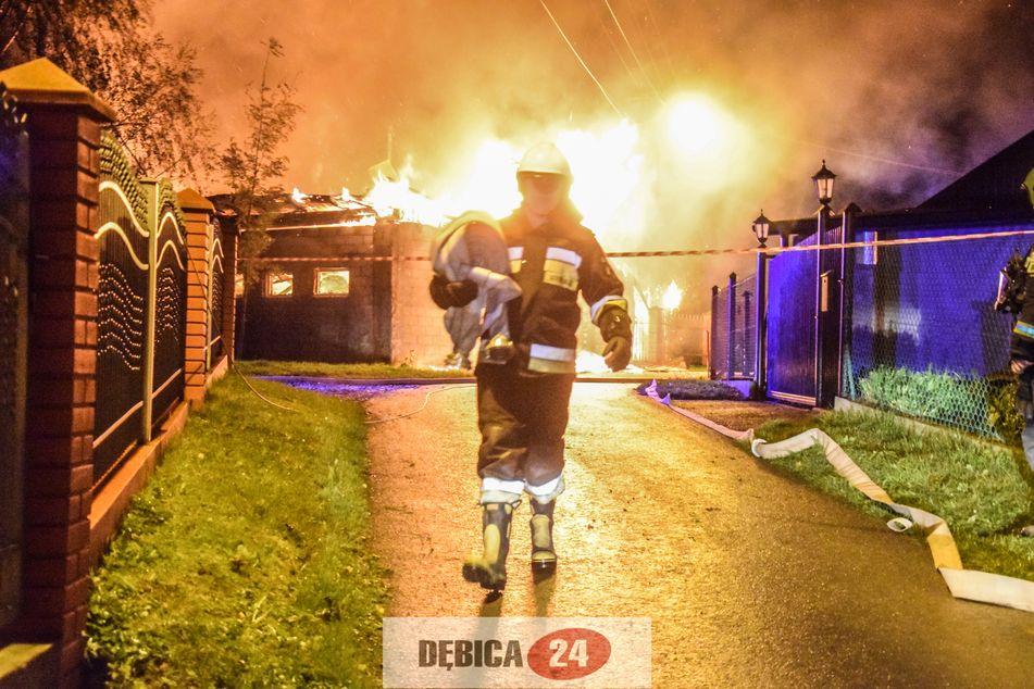 Dziesięć zastępów straży walczy z ogniem - zdjęcia