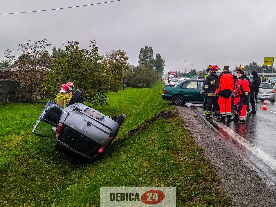 Po zderzeniu auto wypadło z drogi i dachowało - zdjęcia