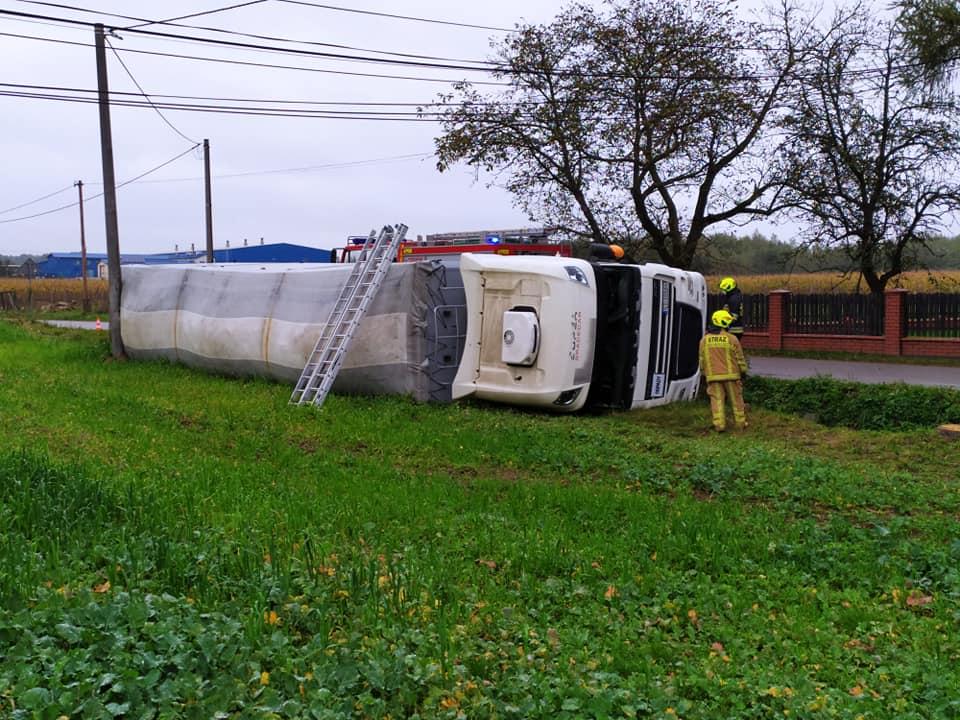 Tir przewrócił się do rowu