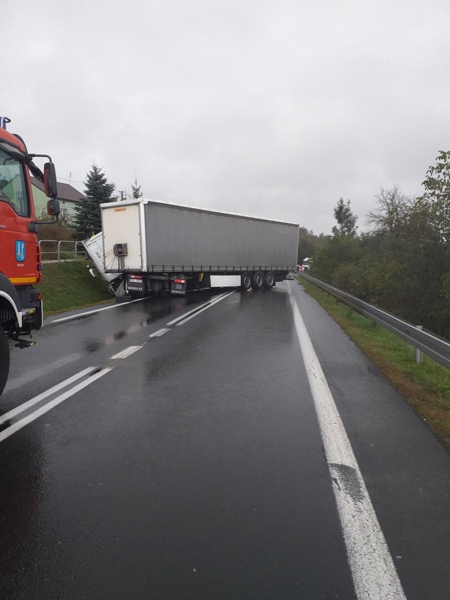 Tir wpadł do rowu, wahadło na drodze krajowej