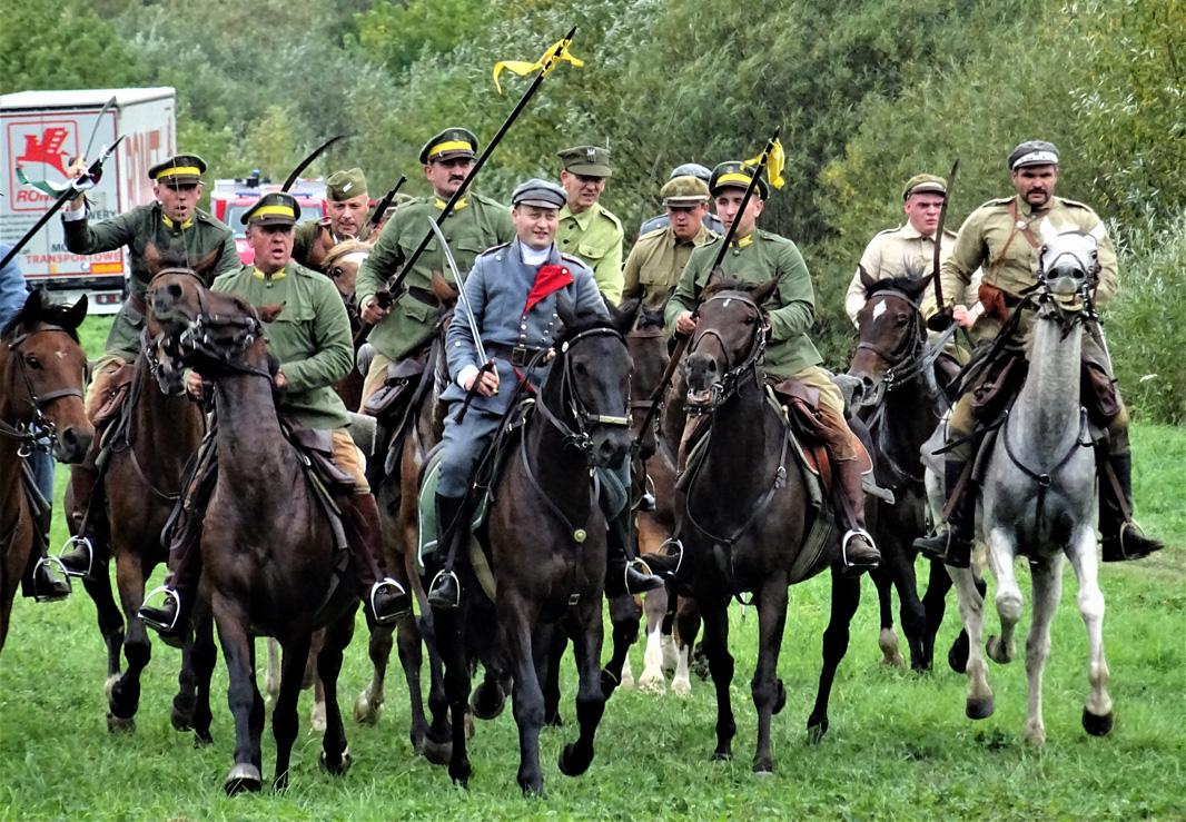 Tłumy na wałach. Kawaleria dała łupnia bolszewikom - zdjęcia