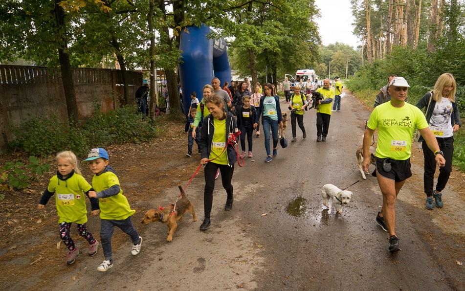 Psy, ludzie i dobra zabawa. Pobiegli na sześć łap