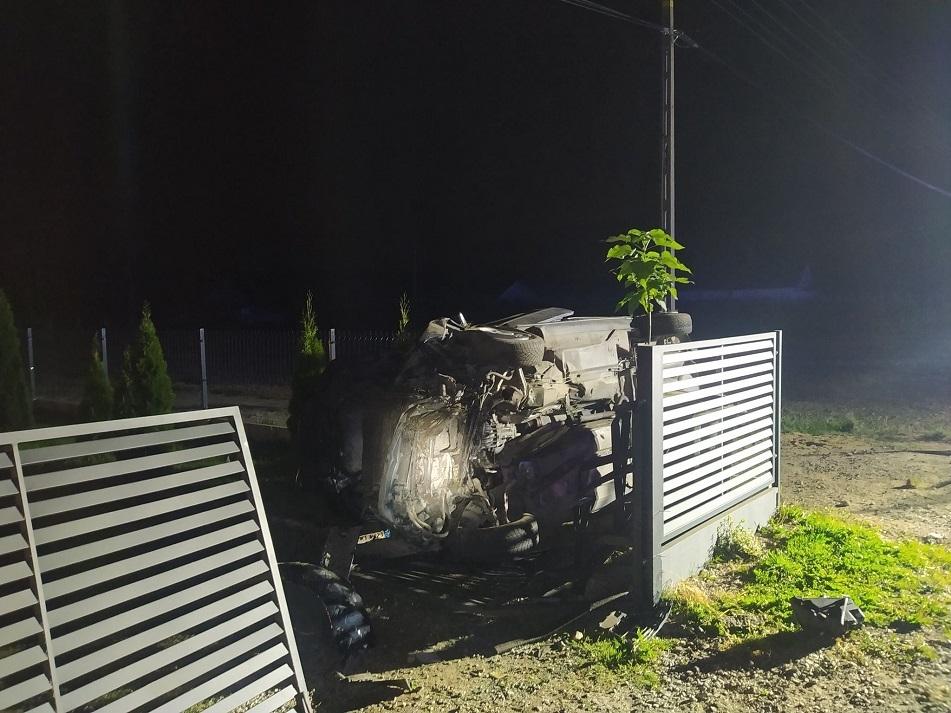 Rozwalił ogrodzenie i zatrzymał się na boku