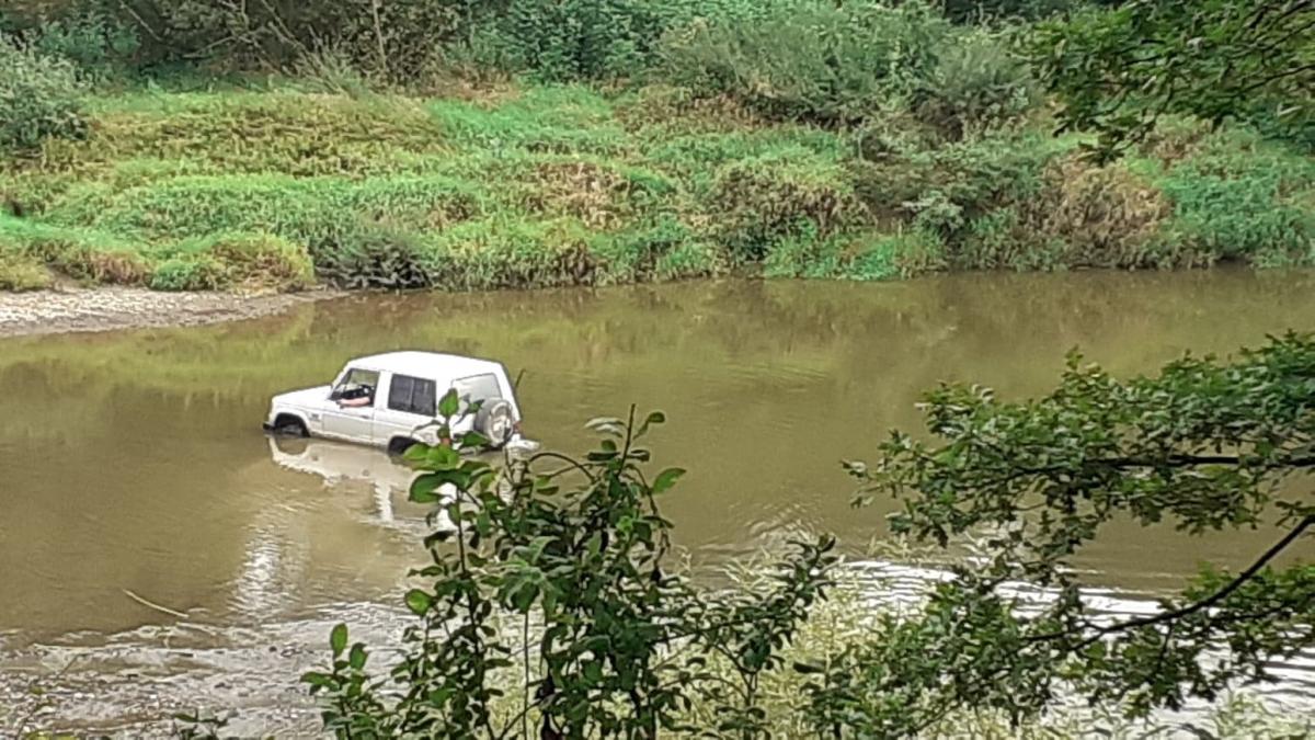 Auto utknęło na środku rzeki
