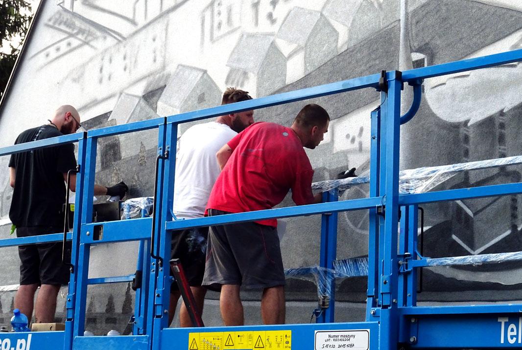 Mural prawie gotowy, ale kończyć go będą jutro - zdjęcia 