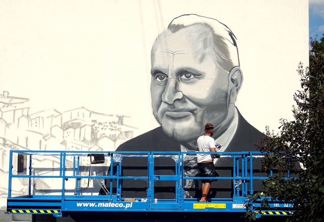 Na 3 Maja powstaje mural poświęcony Edwardowi Brzostowskiemu - zdjęcia i film