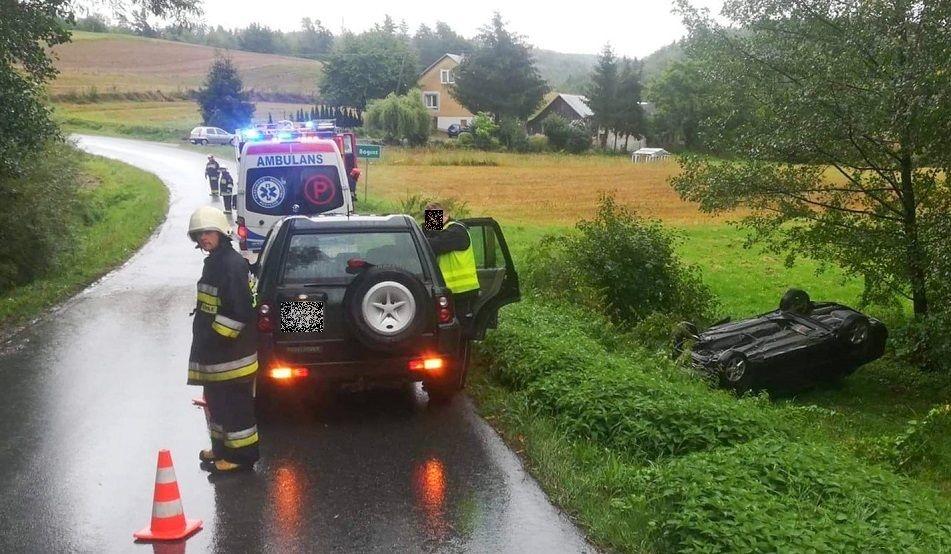 Auto wypadło z drogi i dachowało