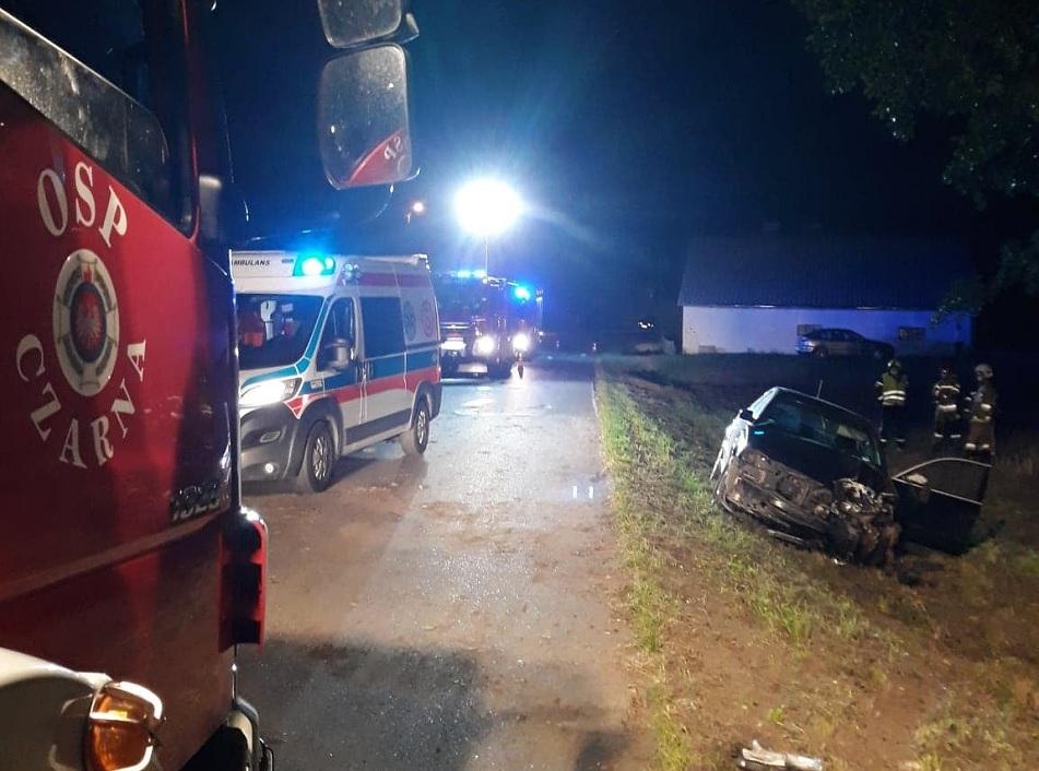 Samochód uderzył w drzewo. Obaj pijani - zdjęcia