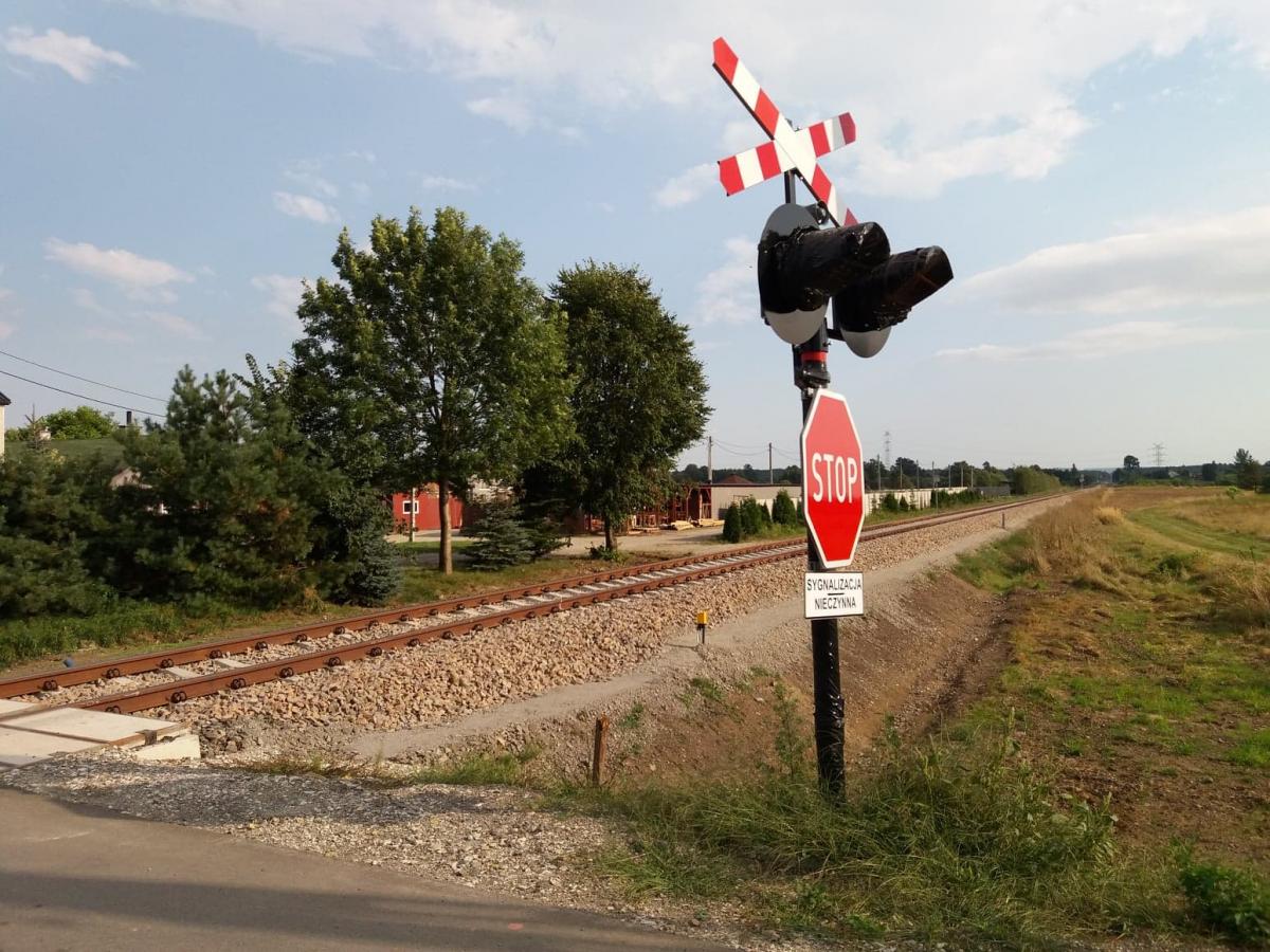 Uwaga! Tu sprawdź, czy nie jedzie pociąg!