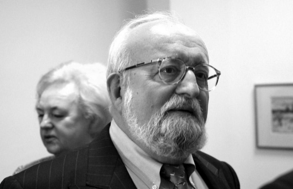 Zmarł końcem marca, ale przez koronawirusa wciąż nie został pochowany
