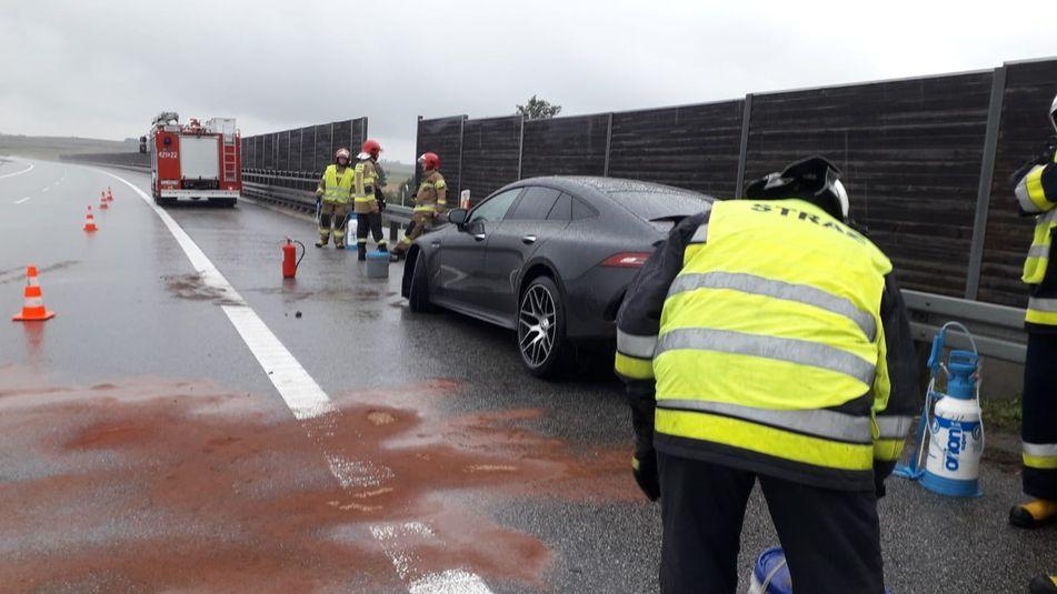 Mercedes stracił koło - zdjęcia