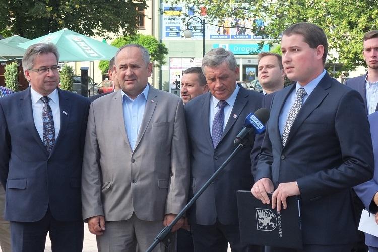 Płace ludzi władzy trzeba poukładać na nowo