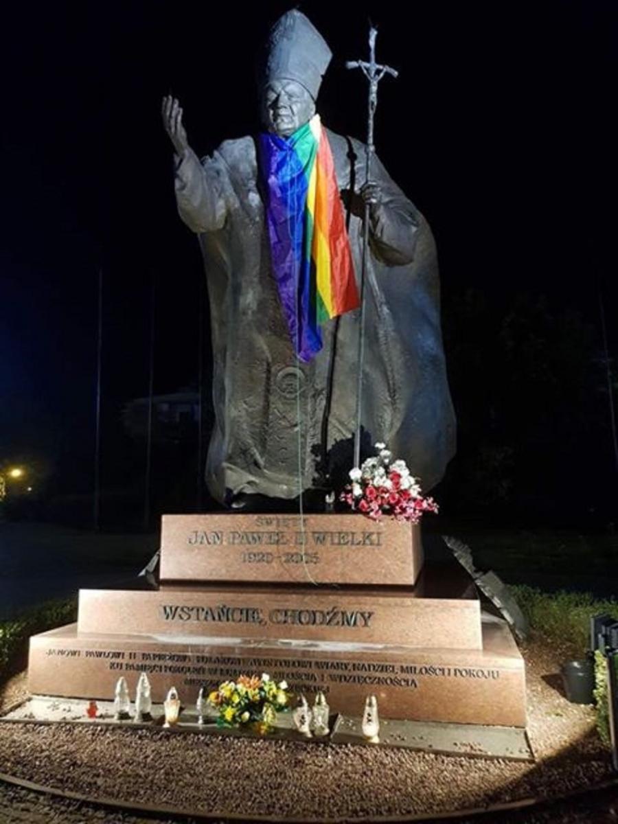 Tęcza na pomniku. Czy to fotomontaż?