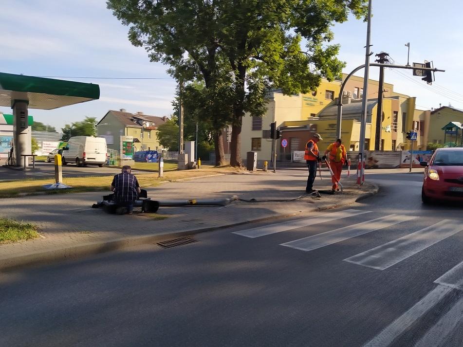 Nieletni ściął sygnalizator i uciekał przed policjantem