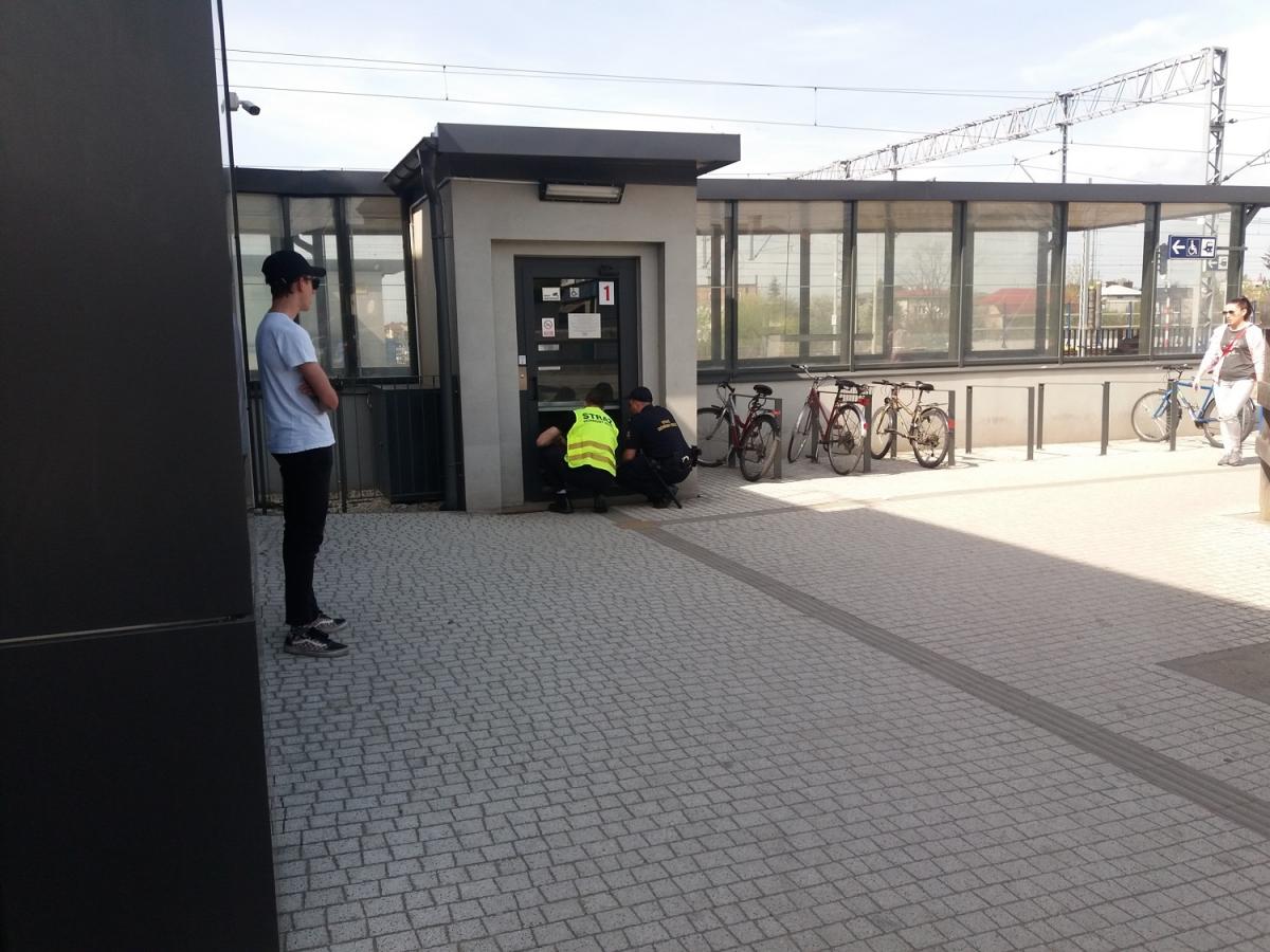 Winda na dworcu PKP zacięła się z ludźmi wewnątrz. Po raz kolejny.