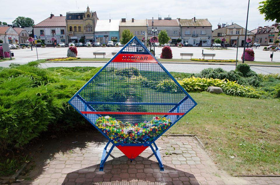 Pojemnik czeka, by wypełnić go nakrętkami