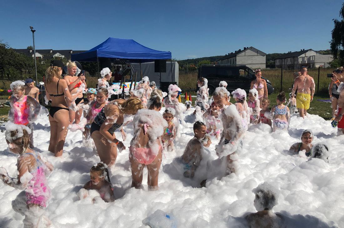Była dyskoteka w pianie i turniej siatkówki plażowej - zdjęcia
