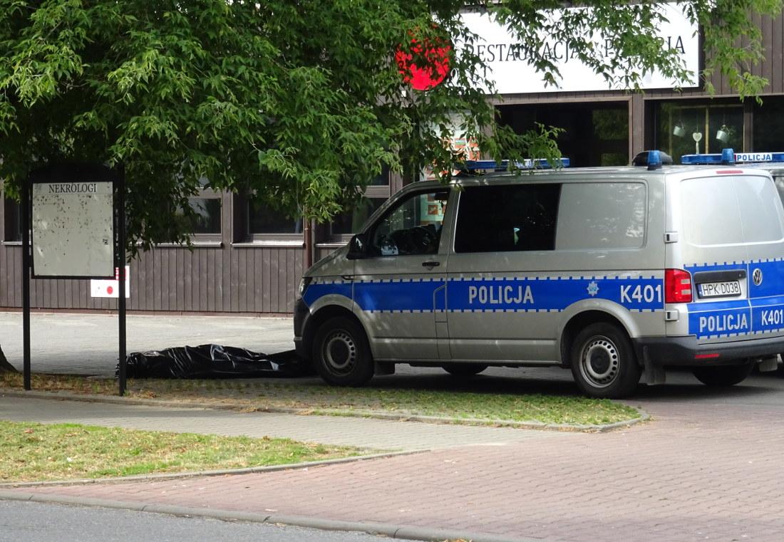 Zwłoki w czarnym worku leżały na parkingu