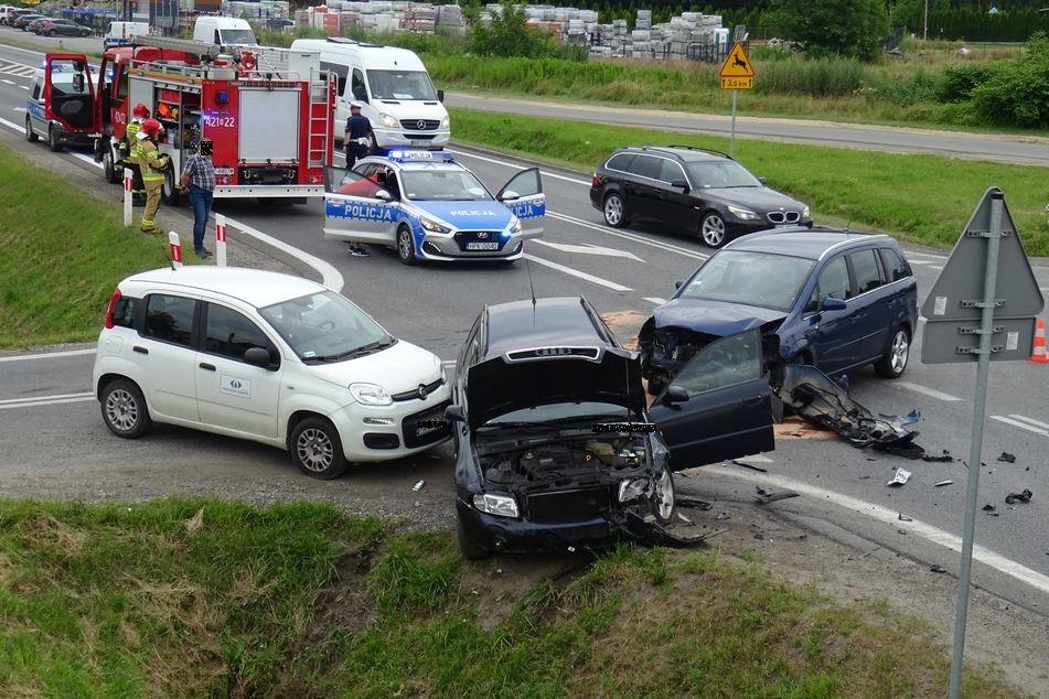 Zderzenie trzech aut, dwie osoby w szpitalu - zdjęcia