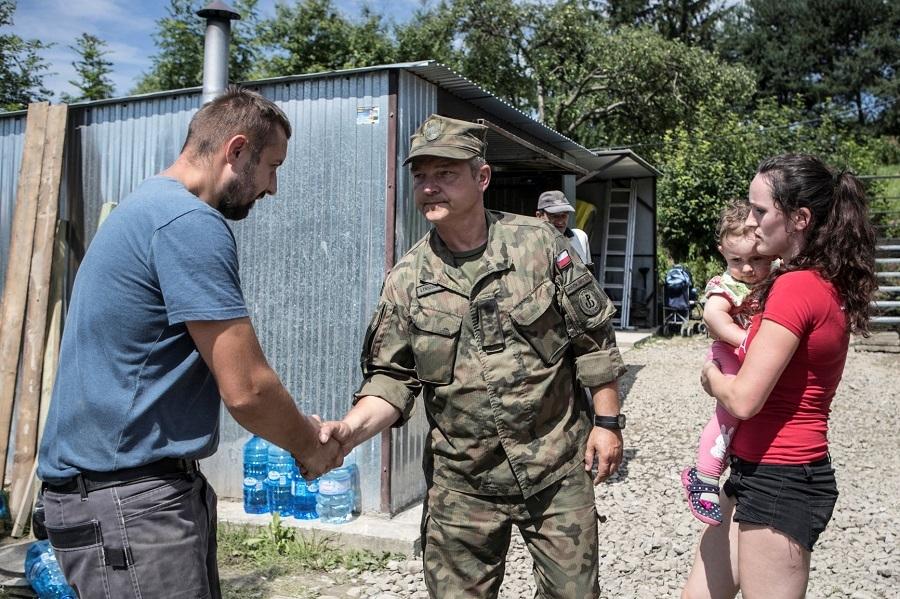 Powodzianom bez domu zawieźli kontener 