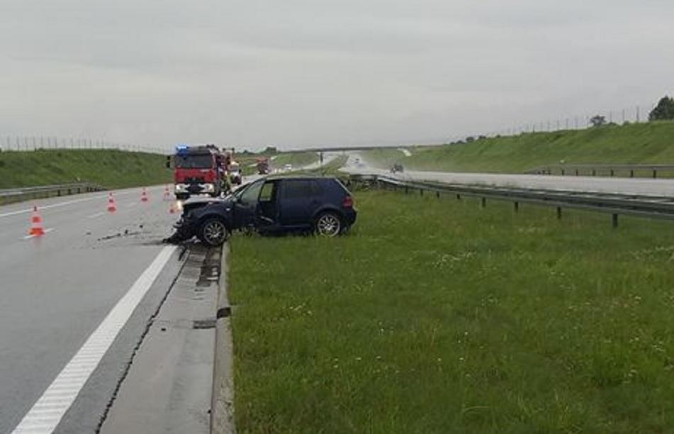 Na autostradzie uderzył w bariery