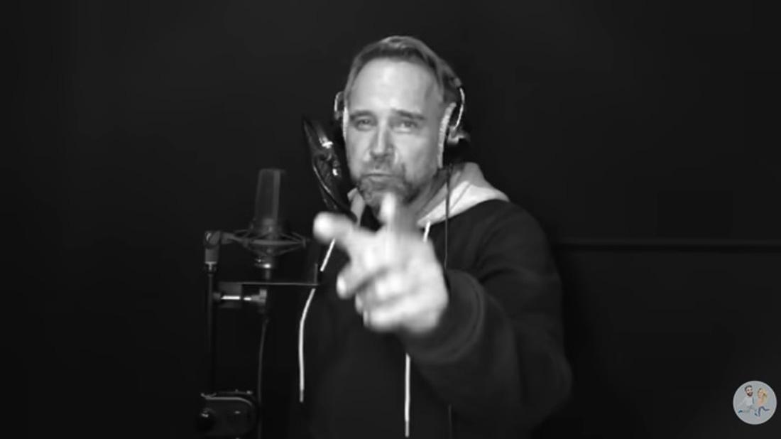 Aktor Łukasz Nowicki rapuje o Dębicy - video