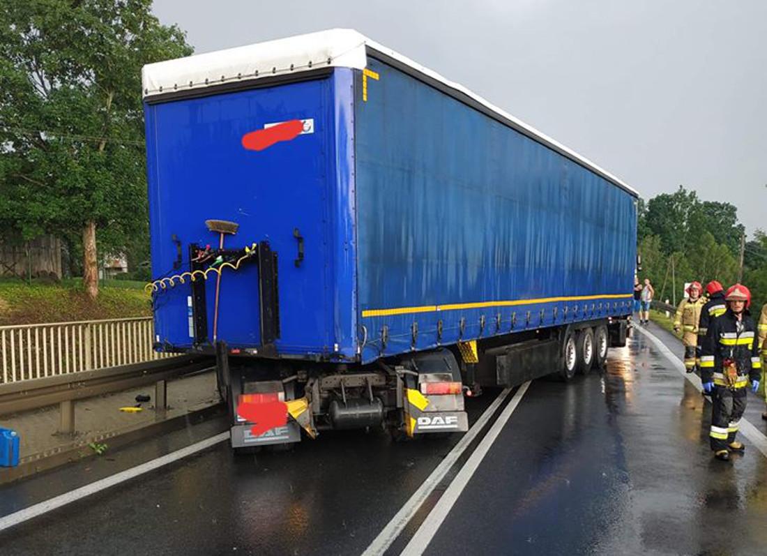 Tir zniszczył barierki i zablokował drogę
