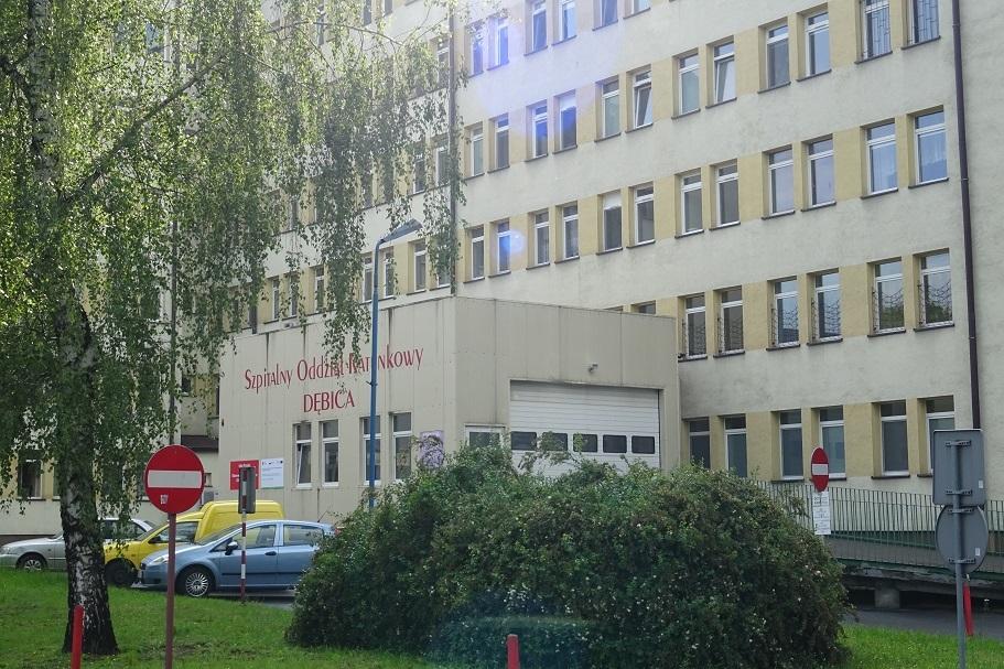 Dwóch pacjentów uwięzionych w windzie