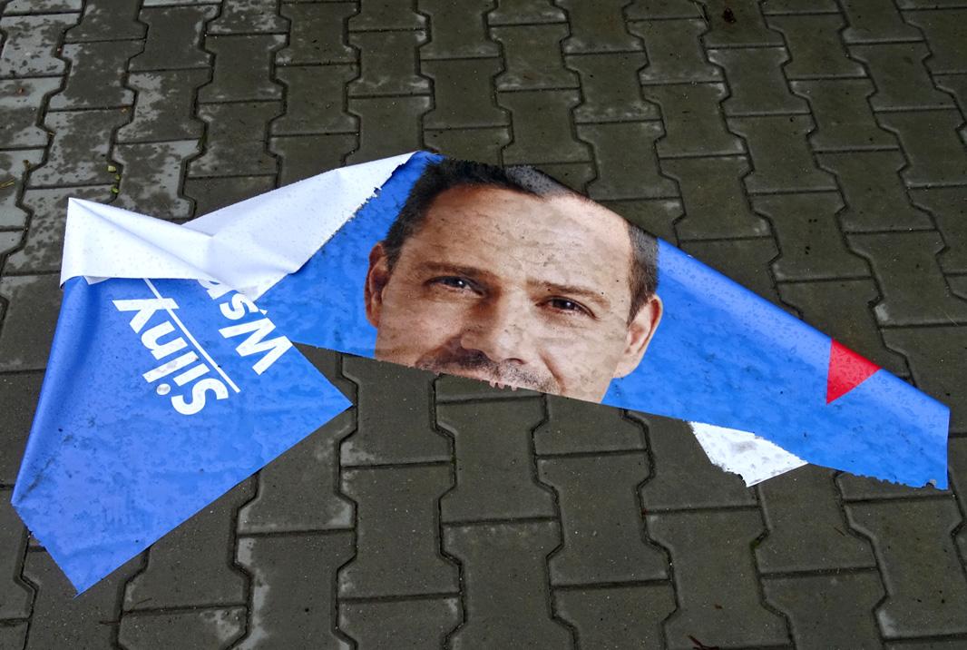 Baner Trzaskowskiego zniszczyli pod okiem kamery