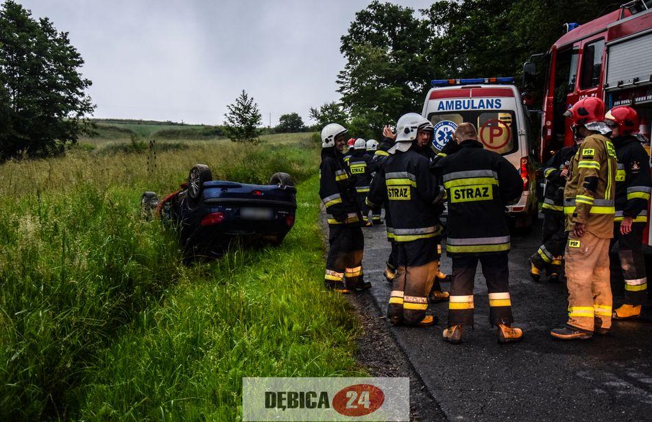 Droga zablokowana. Kierowca był nieprzytomny - zdjęcia