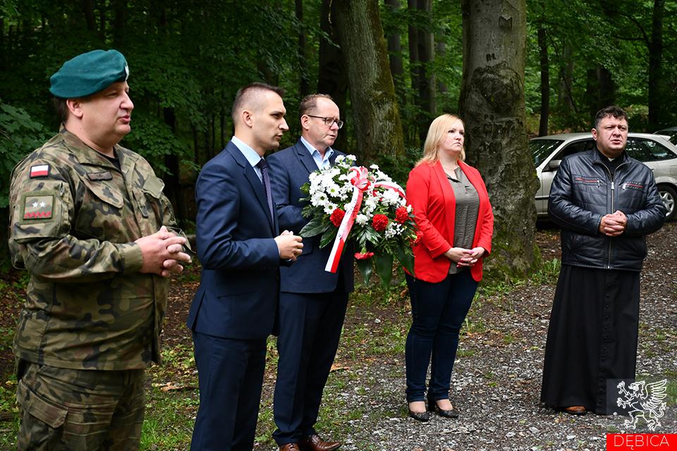 Pod pomnikiem złożyli kwiaty, ale rajd się nie odbył