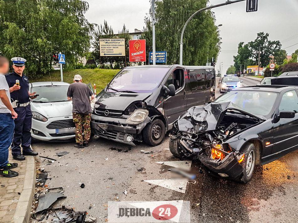 Trzy auta zderzyły się na skrzyżowaniu - zdjęcia