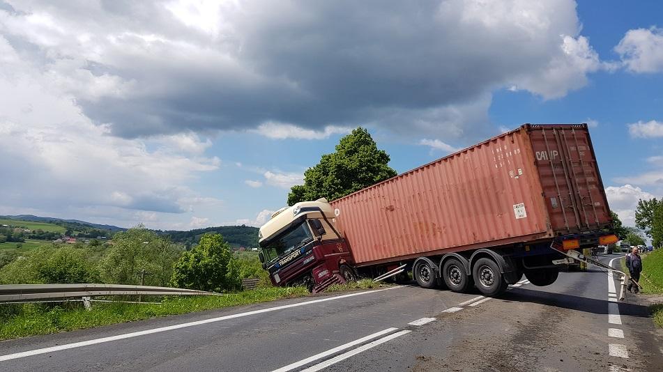 Poważne kłopoty kierowcy ciężarówki - zdjęcia