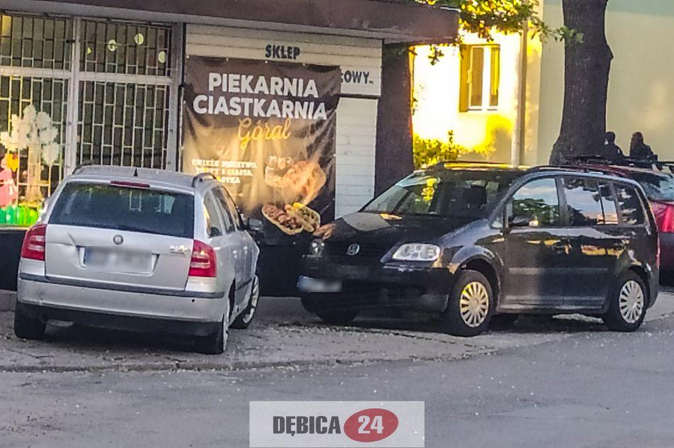 Uderzył w samochód i sklep