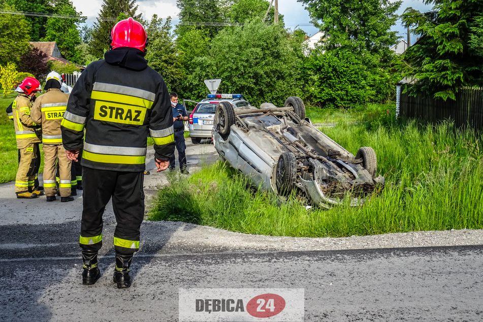 Po dachowaniu droga zablokowana - zdjęcia