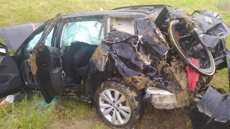 Auto wypadło z autostrady - zdjęcia