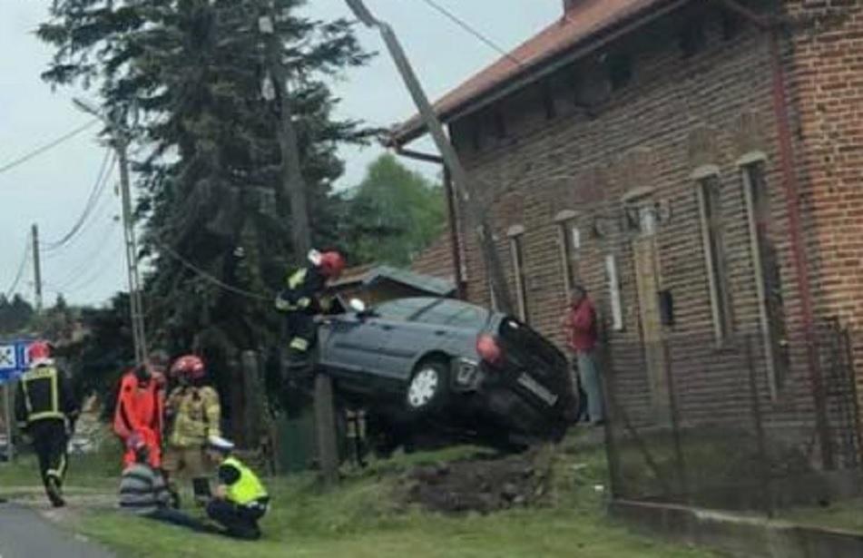 Auto wypadło z drogi i uderzyło w słup