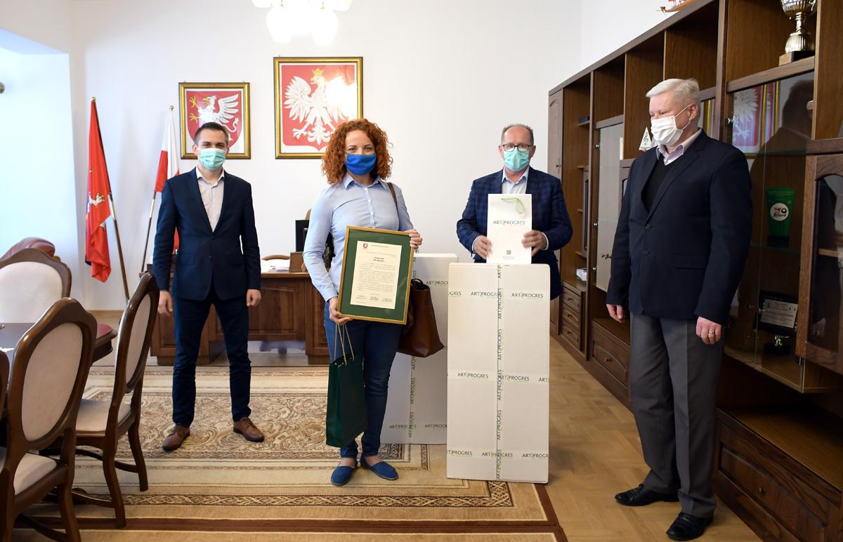 Otwierają szkoły więc nauczyciele dostaną przyłbice