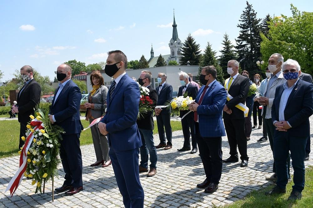 Pod pomnikiem zaśpiewali Barkę - zdjęcia